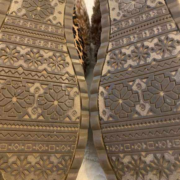 Leopard Print Slippers with Faux Fur Lining. Stylish, Warm and Comfortable. - Picture 10 of 10